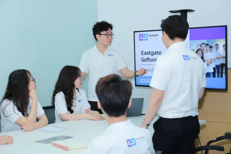 ハノイオフィスでプレゼンするEastgate Softwareのチーム