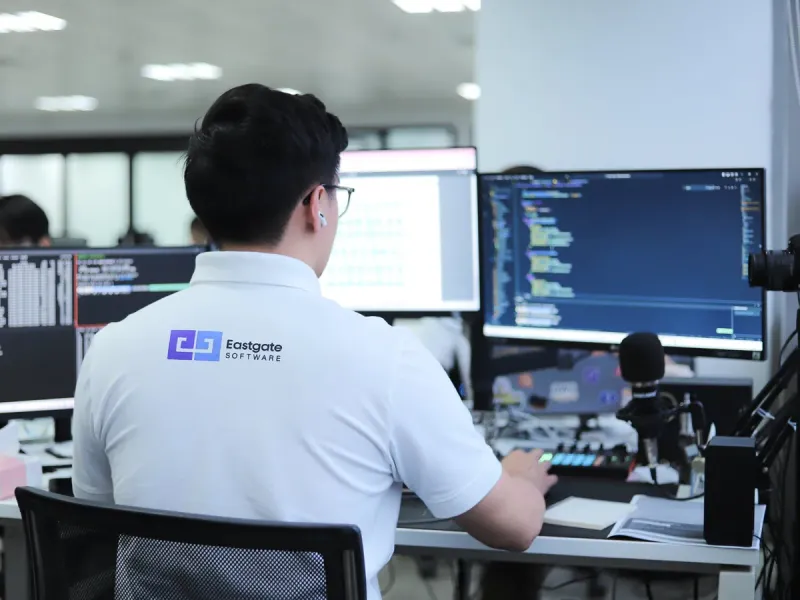 マルチモニター環境でコードに取り組むEastgateのエンジニア